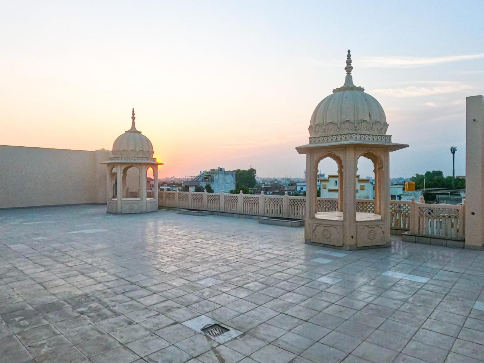 Отель The Taj Vista Agra- Walking Distance To Taj Mahal Агра Экстерьер фото